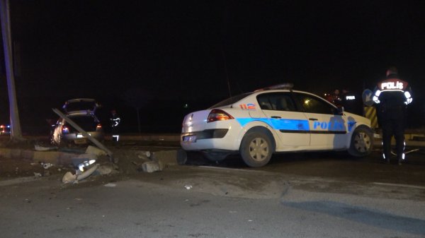 Kırıkkale'de şüpheli araç kovalayan polis kaza yaptı