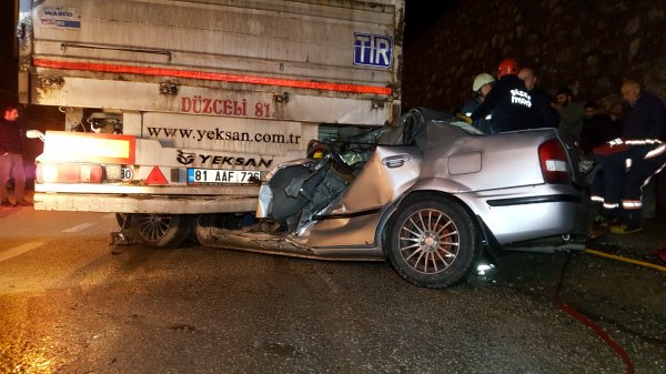 Düzce'de bir otomobil seyir halindeki tıra arkadan çarptı