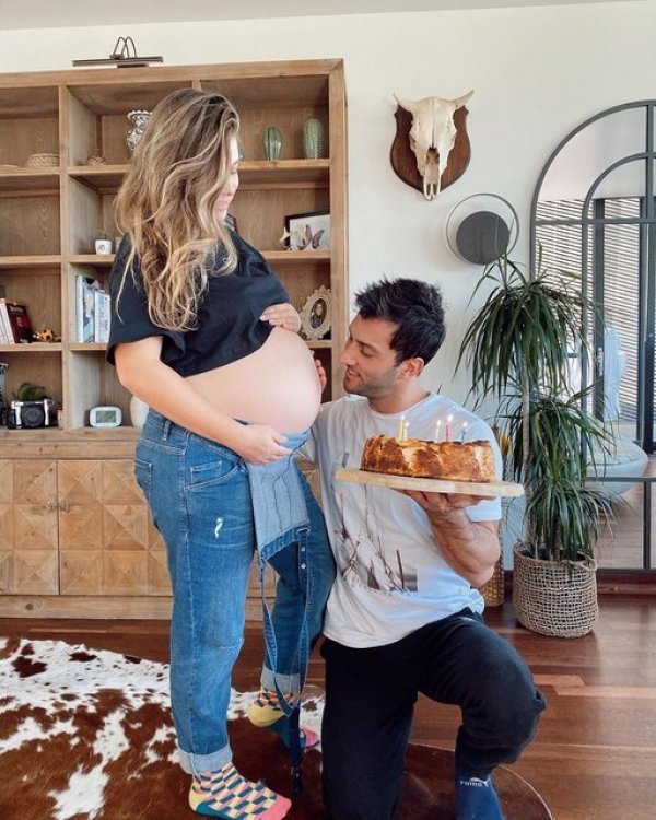 Hande Erçel'in ablası doğum yaptı