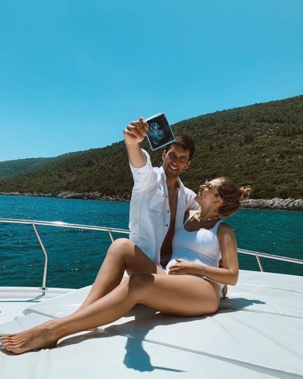 Hande Erçel'in ablası doğum yaptı