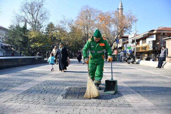 Bursa'da beresini sokak kedisine takan işçi fenomen oldu