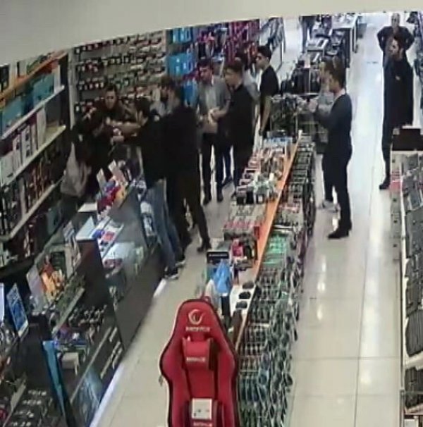 i Baba ve oğlu teknomarket çalışanlarına saldırdı