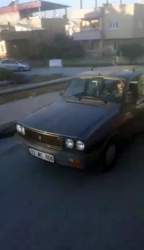 d Köpeği otomobile bağlayıp, koşturdu