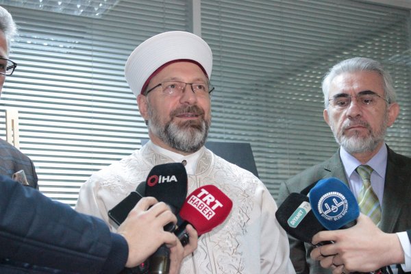 i Diyanet'ten camilerdeki namaz kılma şekline yorum