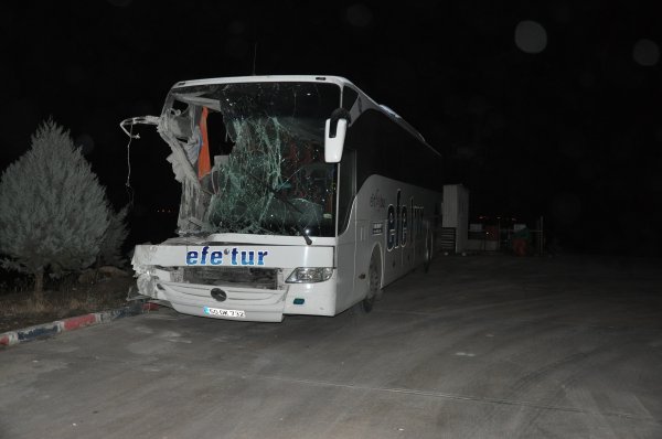 Afyonkarahisar'da yolcu otobüsü kamyona çarptı