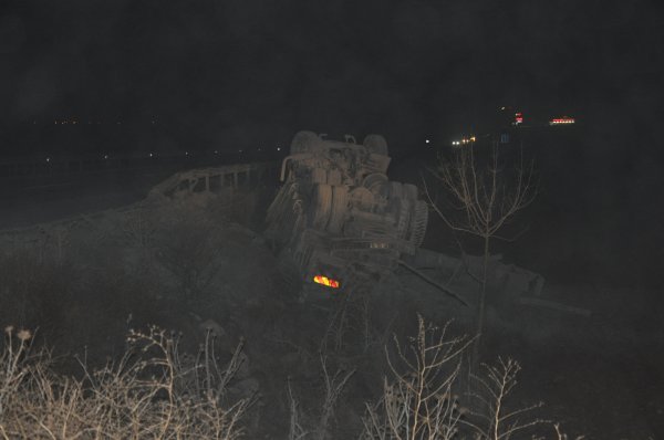 Afyonkarahisar'da yolcu otobüsü kamyona çarptı