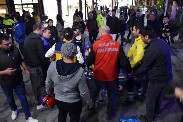 Muğla'da dengesini kaybeden vinç sepeti 60 metreden düştü