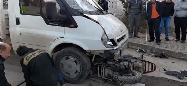 Ordu'da motosikletli kamyonetin altına girdi