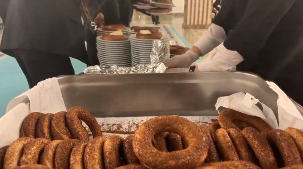 AK Partili vekiller Meclis'te simit ve boyoz dağıttı