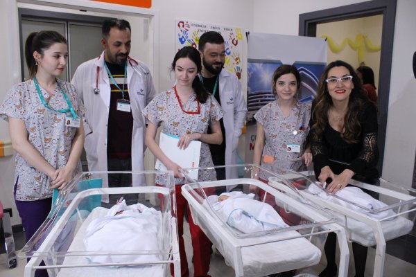 i 50 yaşındaki doktorun üçüzleri oldu