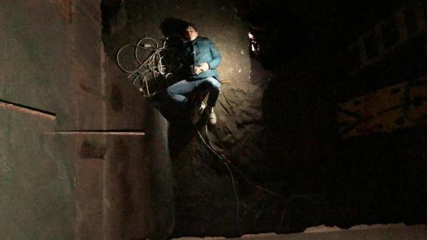 Alkollü şahıstan kaçan çocuk merdiven boşluğuna düştü