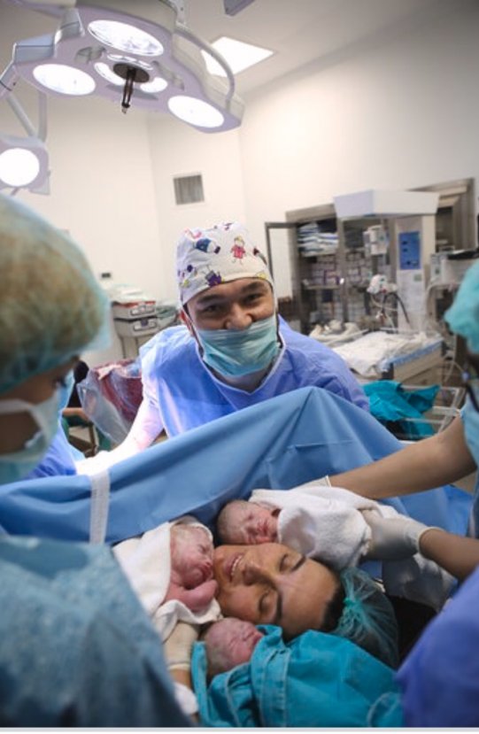 i 50 yaşındaki doktorun üçüzleri oldu