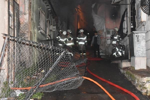 Elektrik kontağından çıkan yangında bir kişi yanarak öldü