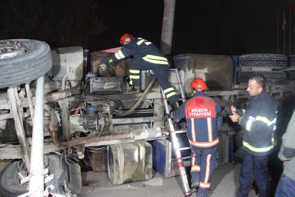 i Düzce'de kamyon elektrik direğine çarptı