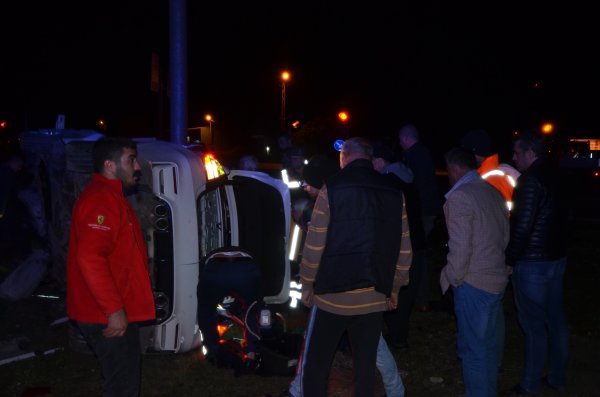 i Adana'da iki otomobil kavşakta çarpıştı