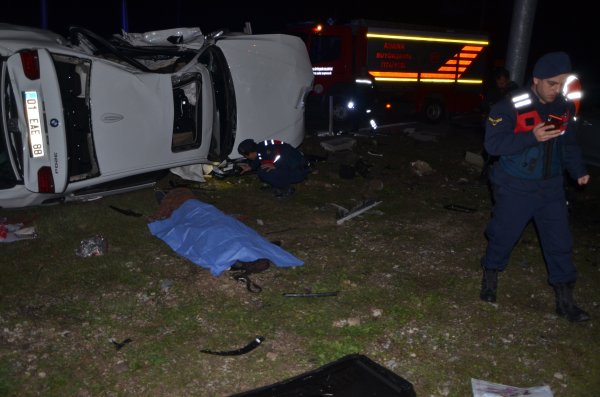 i Adana'da iki otomobil kavşakta çarpıştı