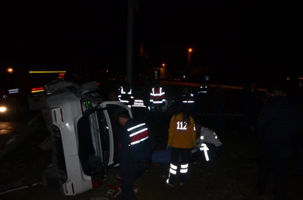 i Adana'da iki otomobil kavşakta çarpıştı