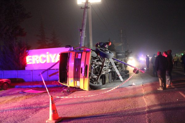 i Düzce'de kamyon elektrik direğine çarptı