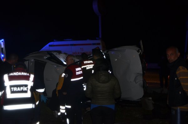 i Adana'da iki otomobil kavşakta çarpıştı