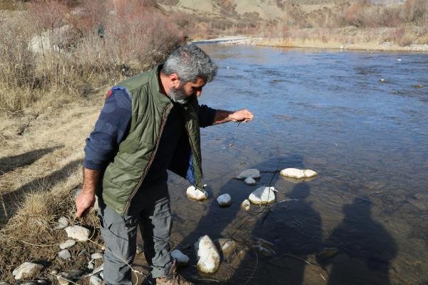 d Kaçak avcılar suya jeneratörle elektrik verdi, balıklar öldü