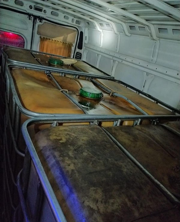 i Minibüsten 3 ton kaçak akaryakıt çıktı