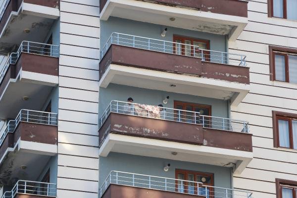 Cesedi bulunan genç kızın yüzünü köpekler parçaladı