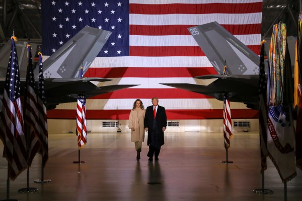 Trump, Türkiye'ye yaptırımları içeren savunma bütçesini onayladı