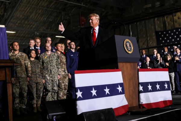 Trump, Türkiye'ye yaptırımları içeren savunma bütçesini onayladı