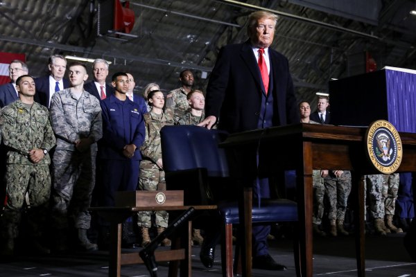 Trump, Türkiye'ye yaptırımları içeren savunma bütçesini onayladı