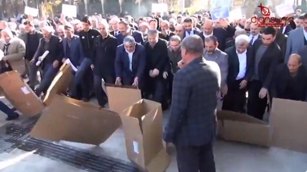 Şanlıurfa ve Sivas'ta kartonla Çin protestoları