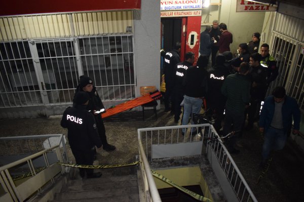 i Asansör boşluğuna düşerek can verdi