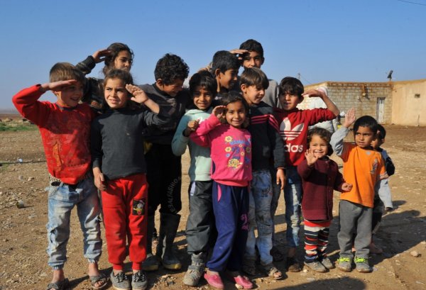 Mehmetçik Resulayn'da çocukları sevindiriyor