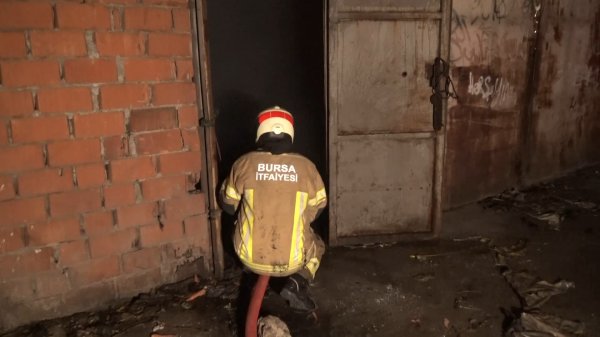 Bursa'da hurdalıkta çıkan yangın 2 fabrikaya sıçradı