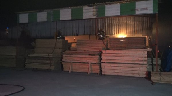 Bursa'da hurdalıkta çıkan yangın 2 fabrikaya sıçradı