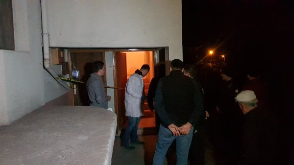 Merdivenlerden masayla beraber yuvarlanan mobilyacı öldü