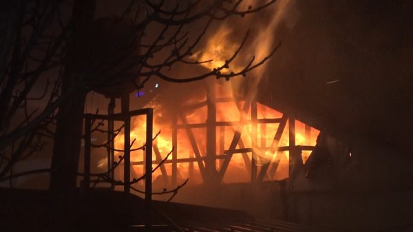 Bursa'da hurdalıkta çıkan yangın 2 fabrikaya sıçradı