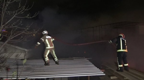 Bursa'da hurdalıkta çıkan yangın 2 fabrikaya sıçradı
