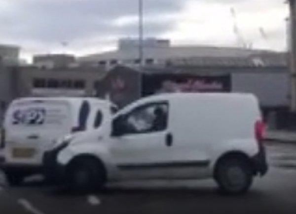 d Öfkeli sürücü sinirini aracıyla çıkardı