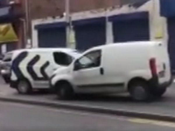 d Öfkeli sürücü sinirini aracıyla çıkardı