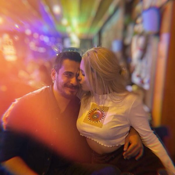 Hayal Köseoğlu'ndan aşk pozu