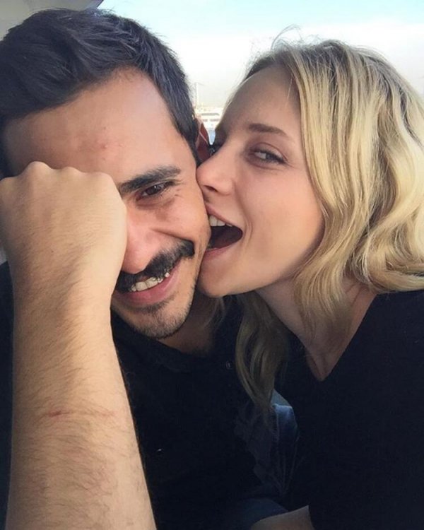 Hayal Köseoğlu'ndan aşk pozu