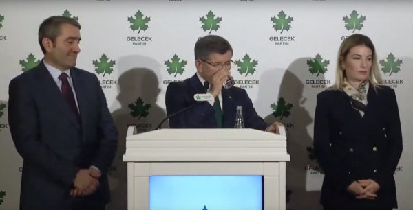 Ahmet Davutoğlu öksürmekten konuşamadı