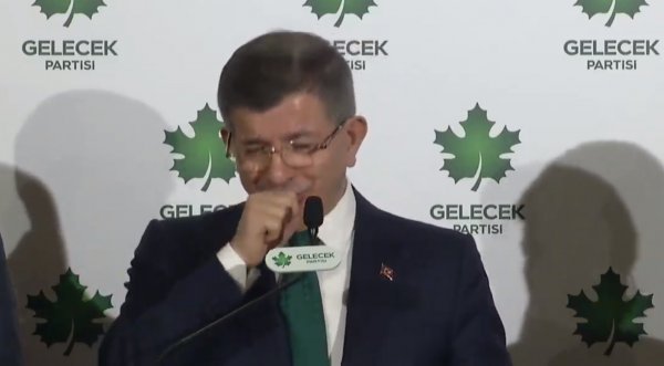 Ahmet Davutoğlu öksürmekten konuşamadı