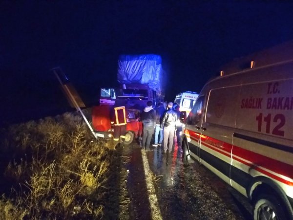 i Çorum'da kamyon ile çarpışan otomobildeki 2 kişi öldü