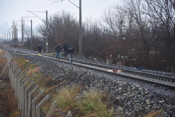 d Raylarda ölü bulunan kadının üzerinen 10 yük treni geçti