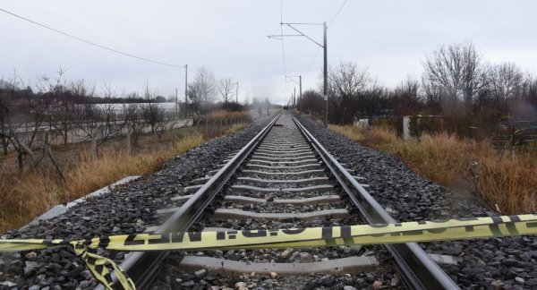 d Raylarda ölü bulunan kadının üzerinen 10 yük treni geçti