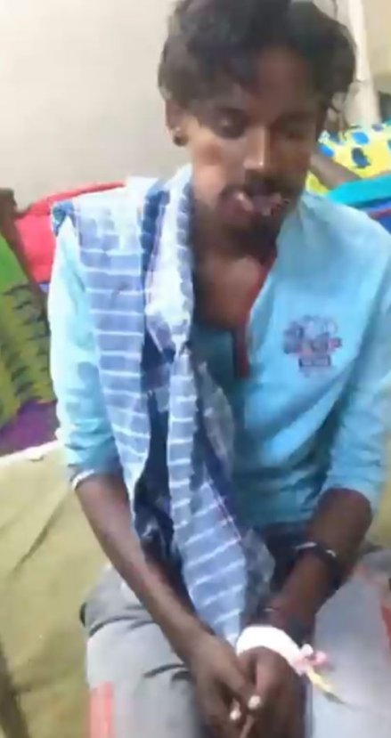 Hindistan'da kobra yılanını öpen adam