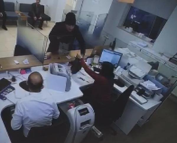 i Avcılar'da oyuncak silahla banka soygunu