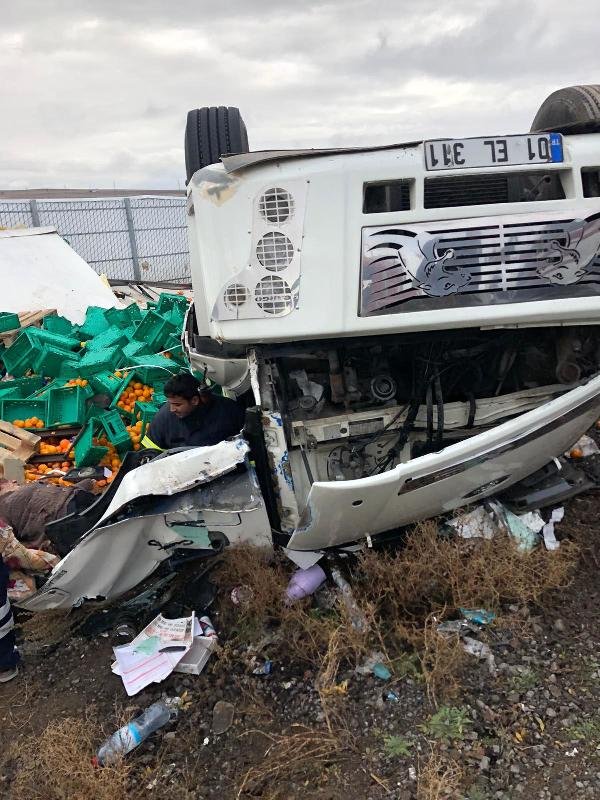 Sürücüsünün kontrolünü kaybettiği tır devrildi: 2 ölü