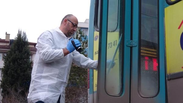 d Otobüsten düşen 3 çocuk annesi kadın öldü